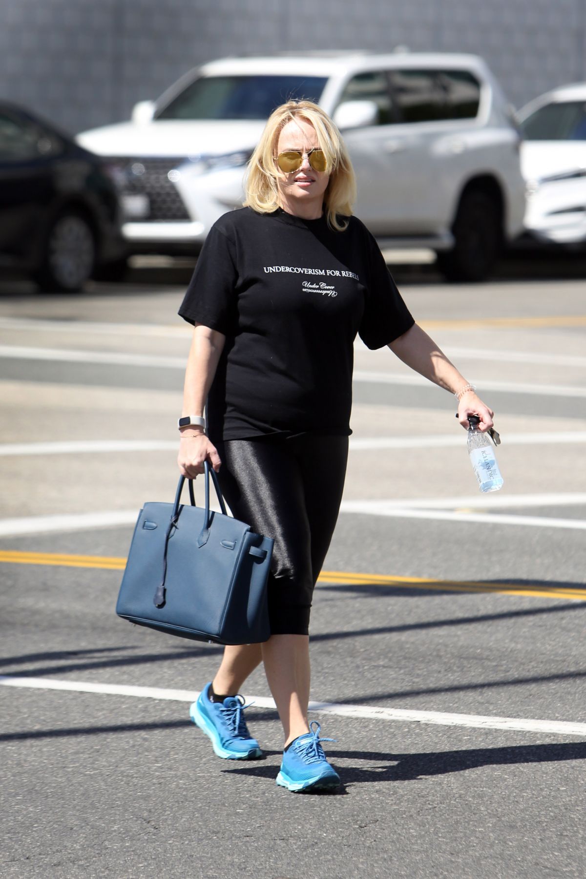 rebel wilson hEADING to DryBar for blowout in Hollywood 10/04/2022 ...