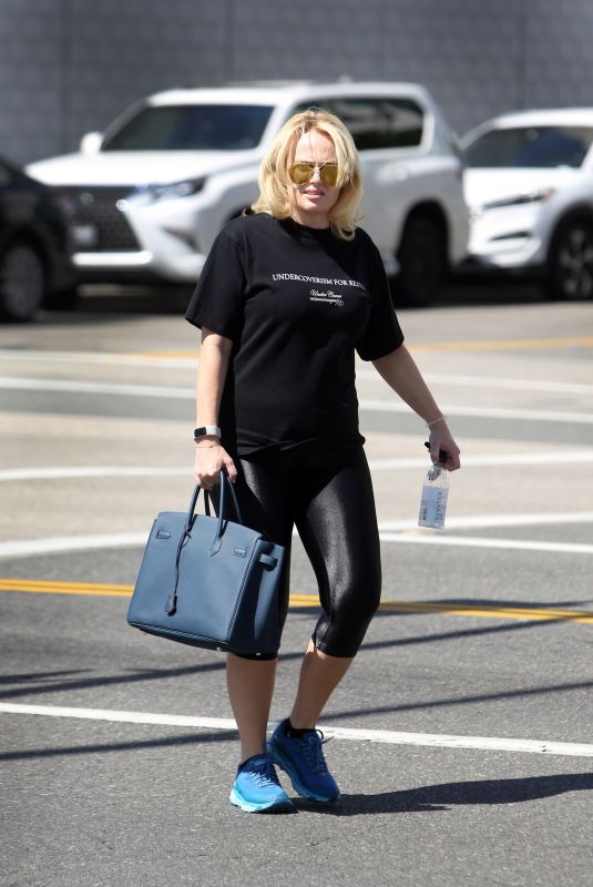 rebel wilson hEADING to DryBar for blowout in Hollywood 10/04/2022
