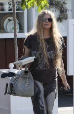 STACY FERGIE FERGUSON Out for Lunch at Brentwood Country Mart 10/23/2022
