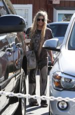 STACY FERGIE FERGUSON Out for Lunch at Brentwood Country Mart 10/23/2022
