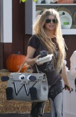 STACY FERGIE FERGUSON Out for Lunch at Brentwood Country Mart 10/23/2022