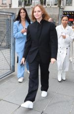 STELLA MCCARTNEY Arrives at Her Womenswear Spring/Summer 2023 Show at Paris Fashion Week 10/03/2022