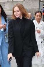 STELLA MCCARTNEY Arrives at Her Womenswear Spring/Summer 2023 Show at Paris Fashion Week 10/03/2022