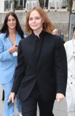 STELLA MCCARTNEY Arrives at Her Womenswear Spring/Summer 2023 Show at Paris Fashion Week 10/03/2022