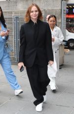 STELLA MCCARTNEY Arrives at Her Womenswear Spring/Summer 2023 Show at Paris Fashion Week 10/03/2022