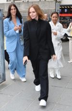 STELLA MCCARTNEY Arrives at Her Womenswear Spring/Summer 2023 Show at Paris Fashion Week 10/03/2022