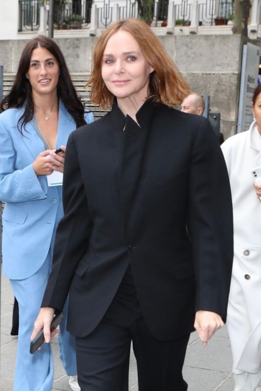 STELLA MCCARTNEY Arrives at Her Womenswear Spring/Summer 2023 Show at Paris Fashion Week 10/03/2022
