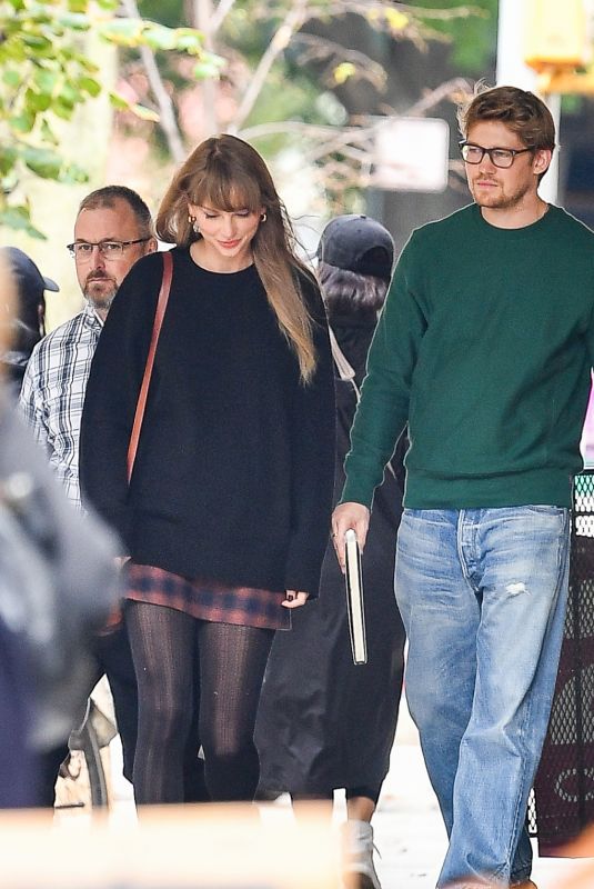 TAYLOR SWIFT and Joe Alwyn Out in New York 10/17/2022