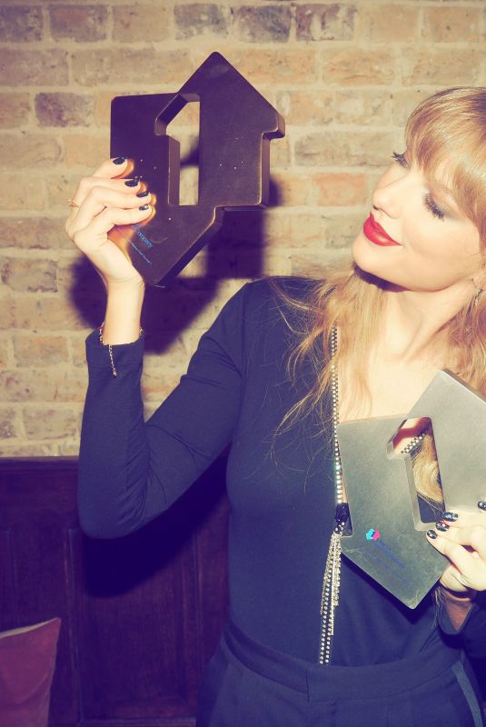 TAYLOR SWIFT for Official Charts UK, October 2022