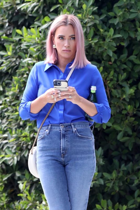 TEDDI MELLENCAMP Outside Her Home in Los Angeles 10/20/2022