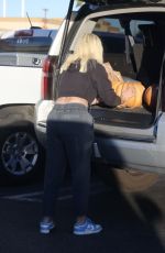 TORI SPELLING Out for Pumpkins at Ralphs in Woodland Hills 10/25/2022