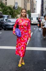 VALENTINA FERRAGNI at Carolina Herrera Fashion Show in New York 09/12/2022