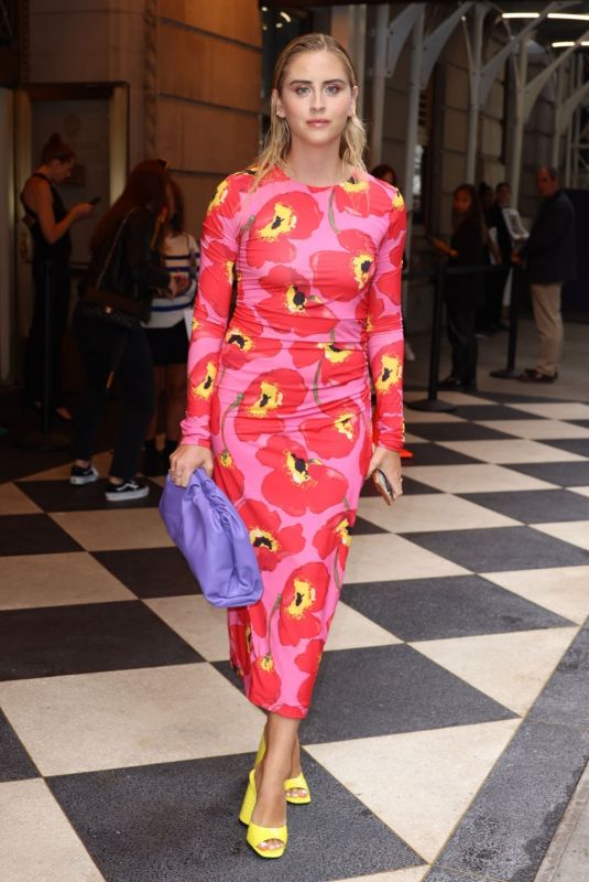 VALENTINA FERRAGNI at Carolina Herrera Fashion Show in New York 09/12/2022