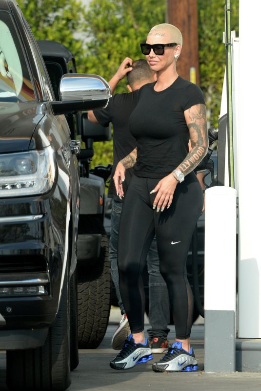 AMBER ROSE at a Gas Station in Los Angeles 11/27/2022