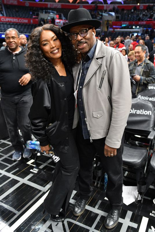 ANGELA BASSETT at Detroit Pistons v Los Angeles Clippers Game in Los Angeles 11/17/2022