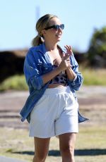 ANGIE KENT Out for Walk at Bronte Beach in Sydney 11/23/2022
