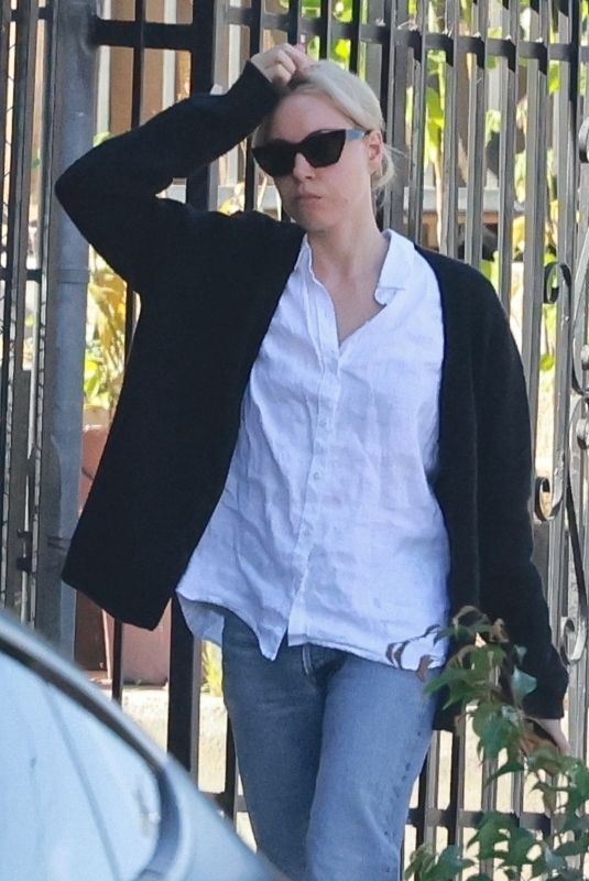 AUBREY PLAZA Shopping at Courage Bagels in Los Angeles 11/27/2022