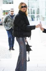 CHIARA FERRAGNI Out for Lunch at Lu Bar in Milan 11/21/2022