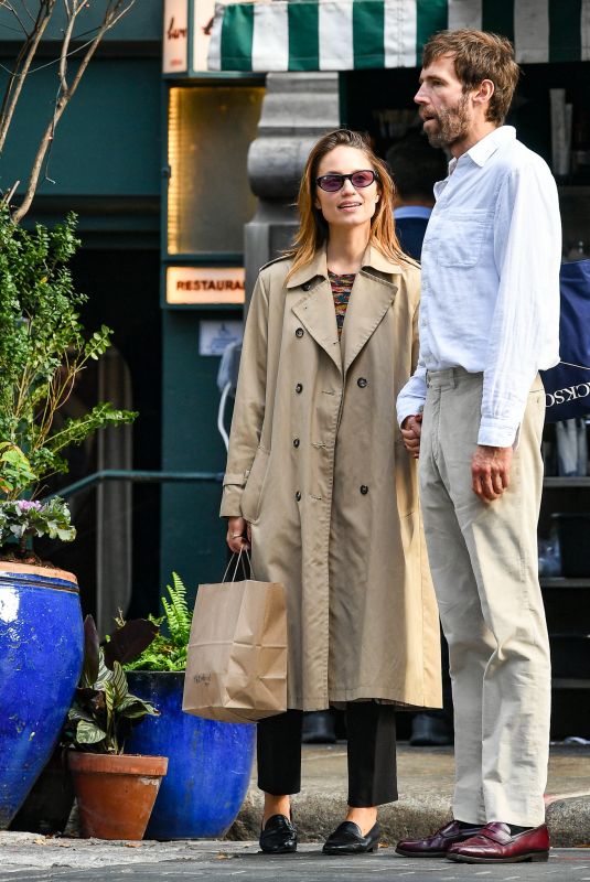DIANNA AGRON and Harold Ancart Out Kissing in New York 11/07/2022