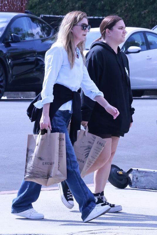 ELLEN POMPEO Shopping for Grocery at Erewhon Market in Los Angeles 11/01/2022