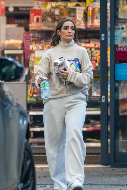 FRANKIE BRIDGE Out for Sandwich and Some Snacks from a Gas Station in London 11/05/2022