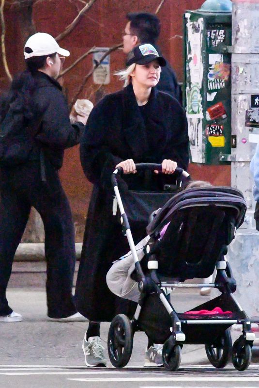 GIGI HADID Out with Her Baby in New York 11/08/2022