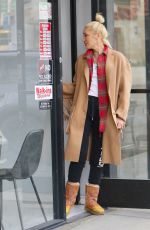 GWEN STEFANI Leaves a Nail Salon in Los Angeles 11/03/2022