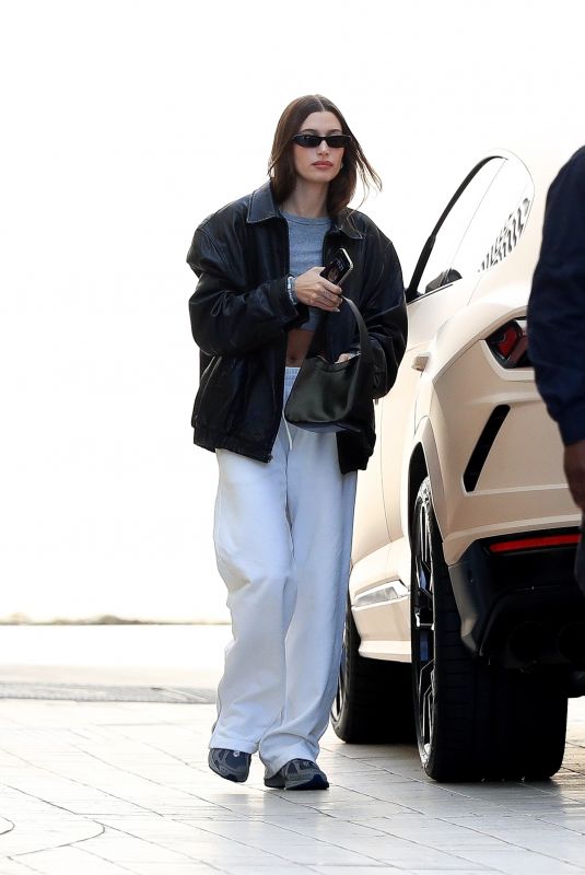 HAILEY BIEBER Aarrives at an Office Building in Beverly Hills 11/17/2022