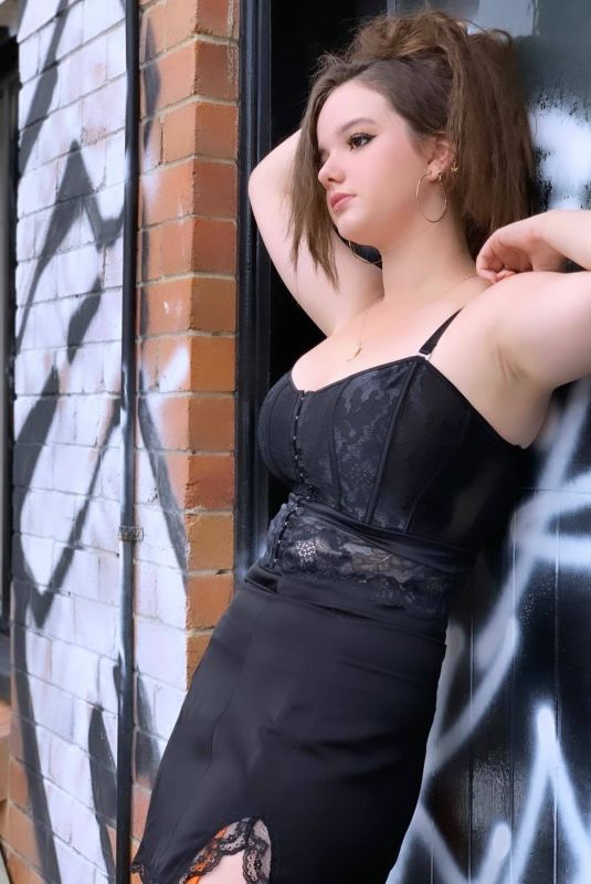 ISABELLA ARDLEY - Instagram Photos 11/06/2022