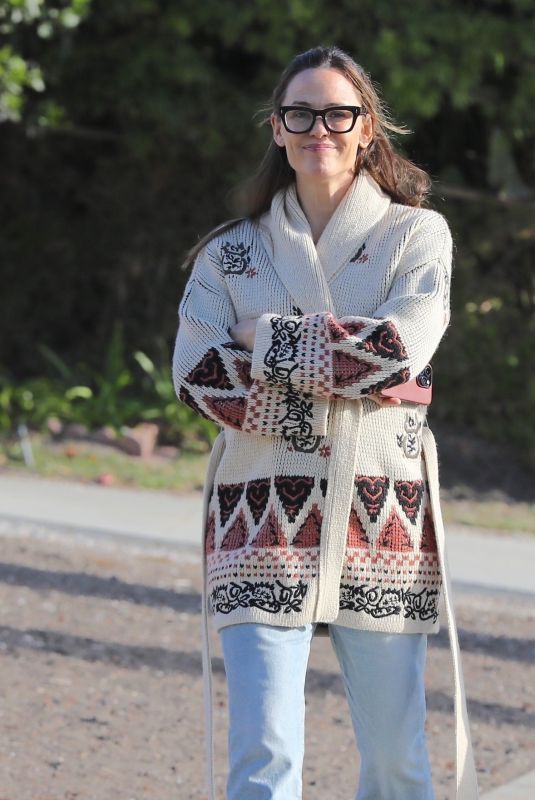 JENNIFER GARNER Out in Santa Monica 10/31/2022