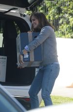 JENNIFER GARNER Picks up a Big KitchenAid Box in Los Angeles 11/12/2022