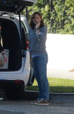 JENNIFER GARNER Picks up a Big KitchenAid Box in Los Angeles 11/12/2022