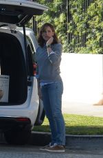 JENNIFER GARNER Picks up a Big KitchenAid Box in Los Angeles 11/12/2022