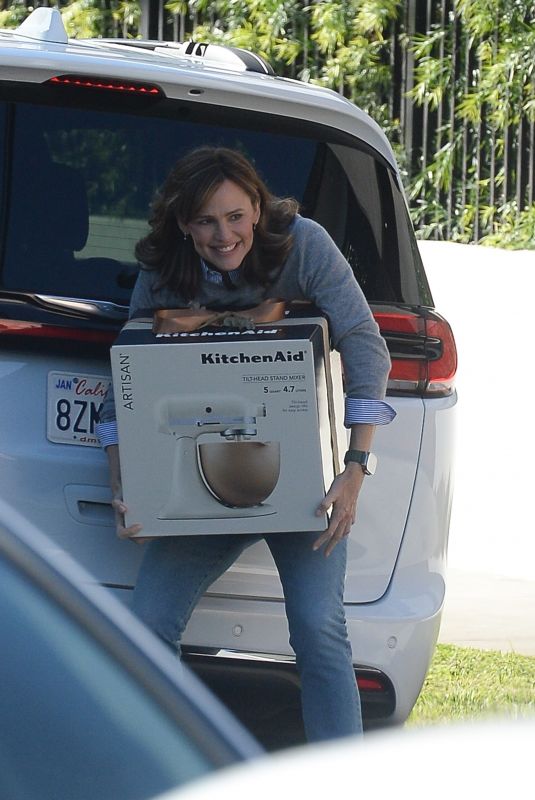 JENNIFER GARNER Picks up a Big KitchenAid Box in Los Angeles 11/12/2022