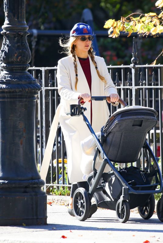 JENNIFER LAWRENCE Out in New York 10/29/2022