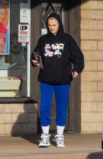 JOJO SIWA Arrives at a Tanning Salon in Los Angeles 11/27/2022