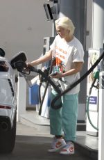 JOJO SIWA at a Gas Station in Los Angeles 11/22/2022