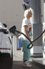 JOJO SIWA at a Gas Station in Los Angeles 11/22/2022