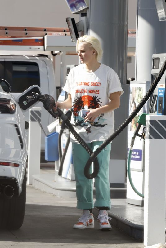 JOJO SIWA at a Gas Station in Los Angeles 11/22/2022