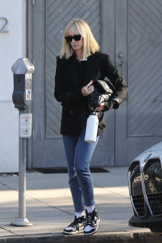 KIMBERLY STEWART Leaves a Hair Salon in Beverly Hills 11/14/2022