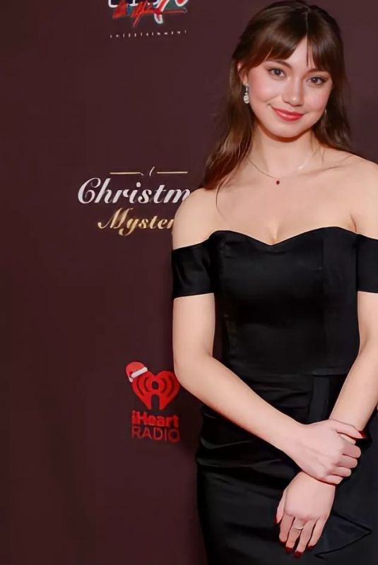 LAUREN DONZIS at Warner Bros. & Hbomax Holiday Movies Event in Burbank 11/16/2022