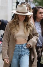 LEANN RIMES Laves BBC Radio 2 Studios in London 11/11/2022
