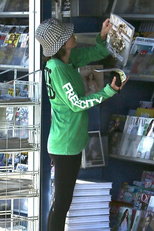 LISA RINNA at a Local Newsstand in Studio City 11/25/2022