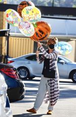 LISA RINNA Shopping at Ralphs Store in Studio City 10/30/2022