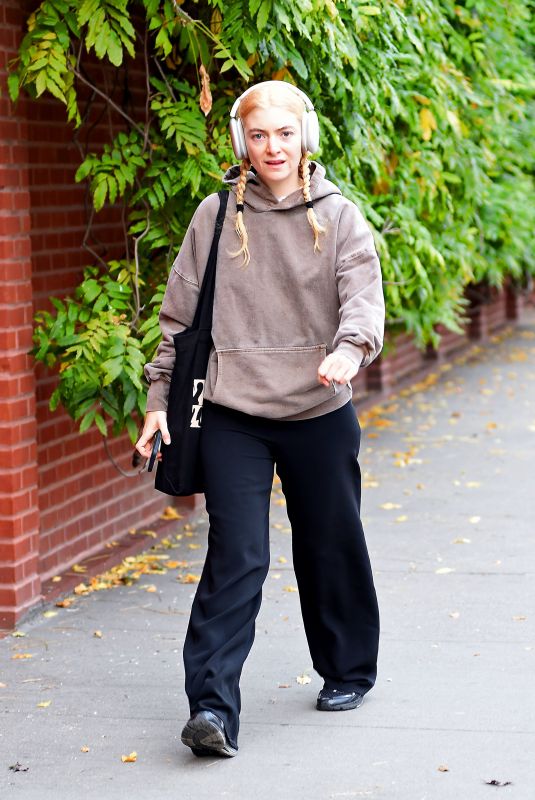 LORDE Out and About in New York 11/01/2022