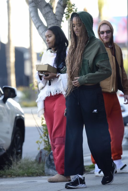 MALIA and SASHA OBAMA Out with Friends in Los Angeles 11/13/2022