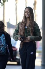 MALIA and SASHA OBAMA Out with Friends in Los Angeles 11/13/2022