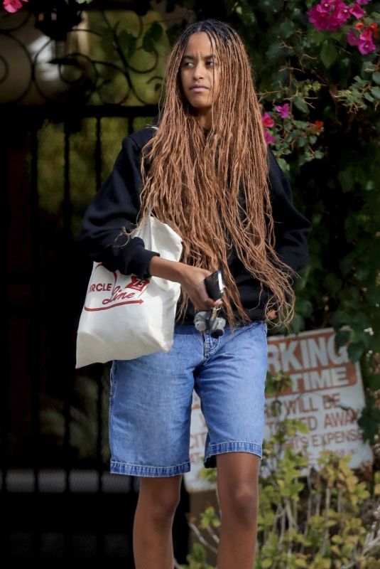 MALIA OBAMA Out and About in Brentwood 11/12/2022
