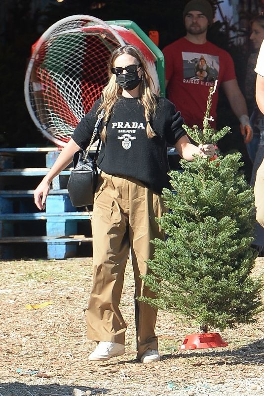 MARGOT ROBBIE and Tom Ackerley Shopping for Christmas Trees in West Hollywood 11/27/2022