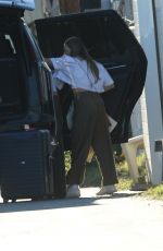 MARGOT ROBBIE Loads Luggage into a Car in Los Angeles 11/20/2022